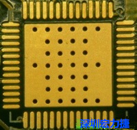 這是最不好的通孔設(shè)計，貫穿通孔直接擺放于QFN的接地散熱墊上，制造上無法確保其錫量，也就無法確保焊接良好。