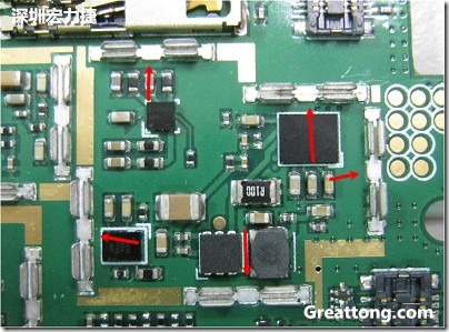 圖中顯示一塊電路板使用這種屏蔽夾(shielding clip)的實(shí)例?；旧衔覀?cè)趶澖堑牡胤蕉荚O(shè)計(jì)擺放了一個(gè)屏蔽夾，這樣可以讓作業(yè)員比較方便安裝屏蔽罩(shielding can)時(shí)的對(duì)位準(zhǔn)確。然后在其他沒有屏蔽夾的地方也設(shè)計(jì)了一些接地的布線，一來可以稍微提升屏蔽罩的電磁隔絕能力，另一方面也可以為屏蔽夾無效時(shí)，馬上可以更改為屏蔽框，而無需要重新設(shè)計(jì)電路板。