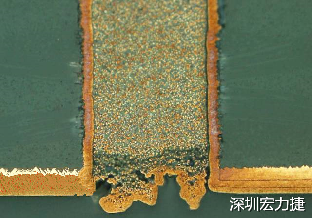 PCB設(shè)計(jì)之導(dǎo)電孔塞孔工藝 導(dǎo)電孔Via hole又名導(dǎo)通孔，為了達(dá)到客戶要求，導(dǎo)通孔必須塞孔，經(jīng)過(guò)大量的實(shí)踐，改變傳統(tǒng)的鋁片塞孔工藝，用白網(wǎng)完成板面阻焊與塞孔。生產(chǎn)穩(wěn)定，質(zhì)量可靠。