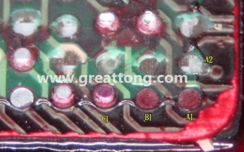 下圖是紅墨水測(cè)試后將PCB板子拿回來(lái)側(cè)一個(gè)角度拍攝的照片，就可以很清楚的看到錫球黏在PCB端，或不在PCB端。