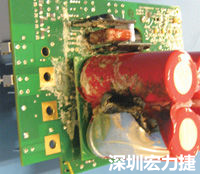 元件選擇不當導致大量電流或電壓流經(jīng)電路，將會發(fā)生像這個燒融電容器的損壞情形。