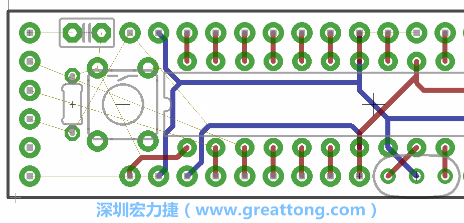 到目前為止，你應(yīng)該只剩下四個(gè)部分還未進(jìn)行布線，10K重置上拉電阻器、重置電容和1×6的序列排針。