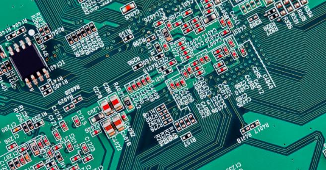 你能在這個復(fù)雜的PCB中找到垂直布線嗎？反正我不能